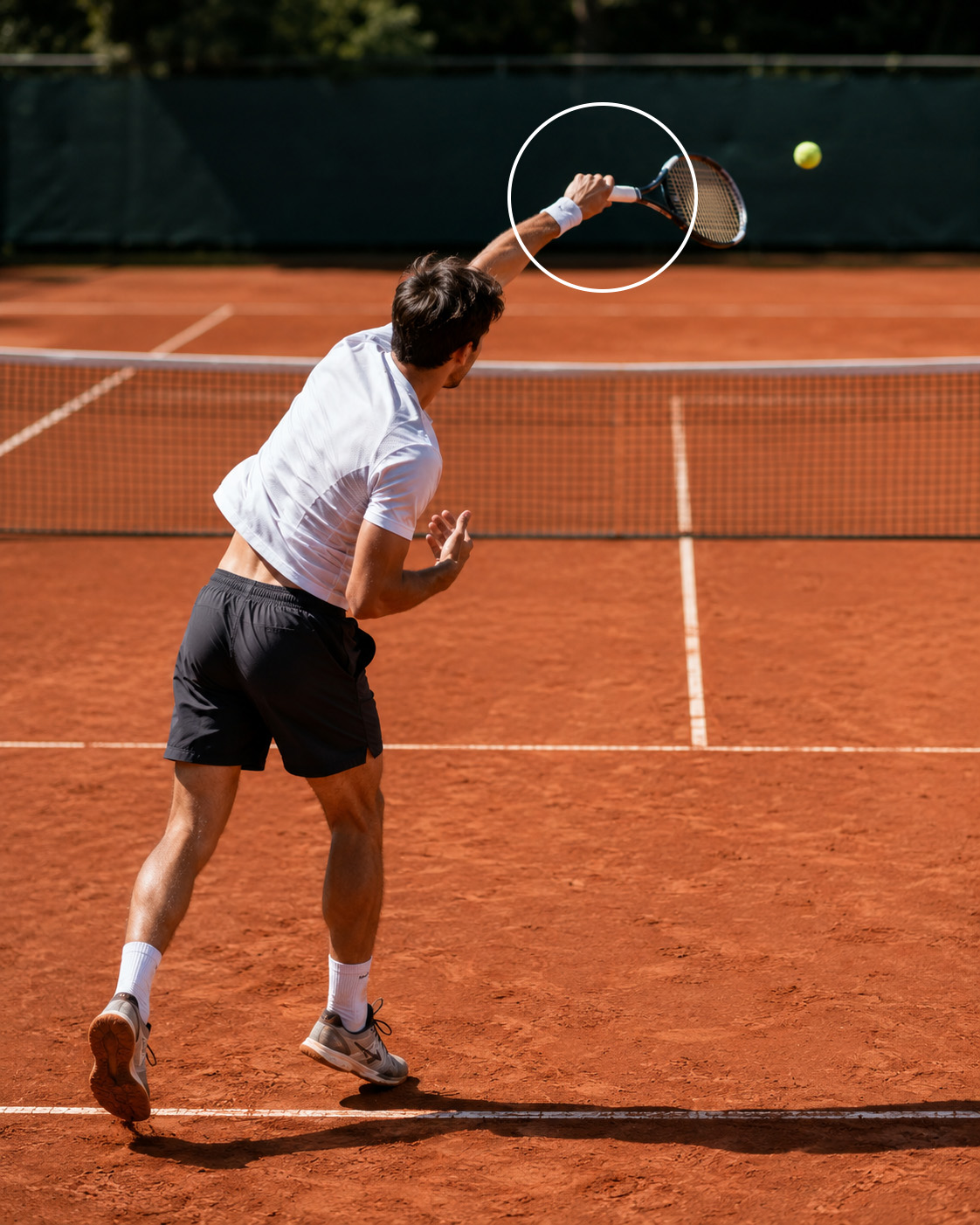 Rechtshändiger Tennisspieler bei der Pronation nach dem Aufschlag auf einem Sandplatz
